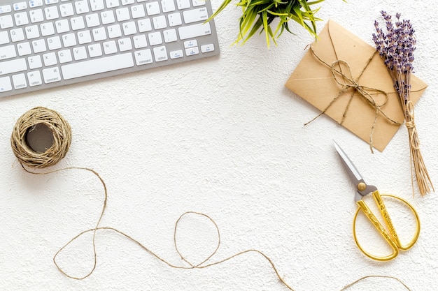 Контактная форма на фоне ниток и иглы