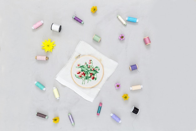 Три разных набора для вышивки